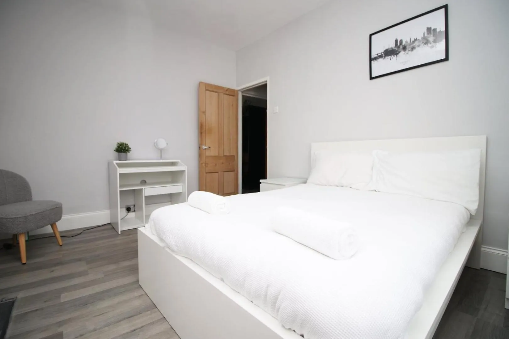 Parking | 2Br | Luxurious Hotel Cardiff Guest house