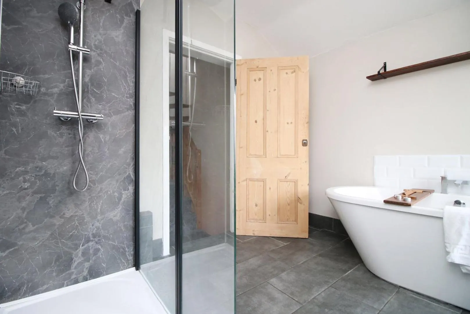 Guest house Parking | 2Br | Luxurious Hotel Cardiff
