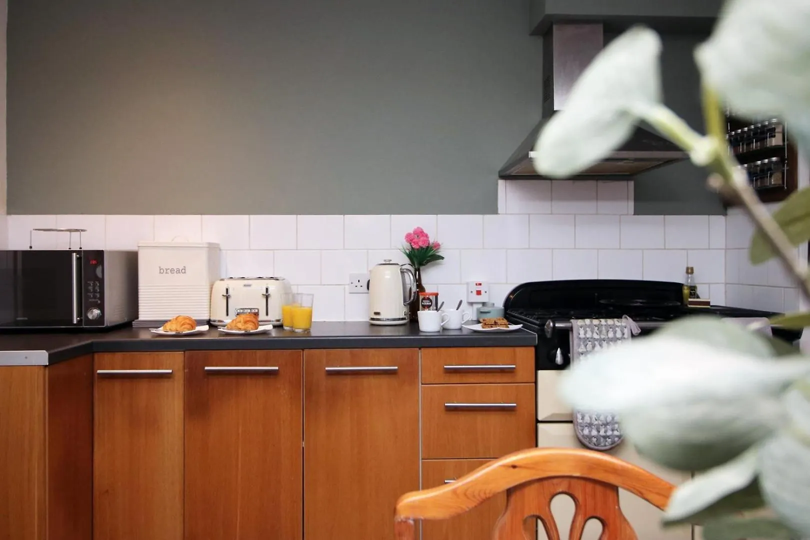 Guest house Parking | 2Br | Luxurious Hotel Cardiff