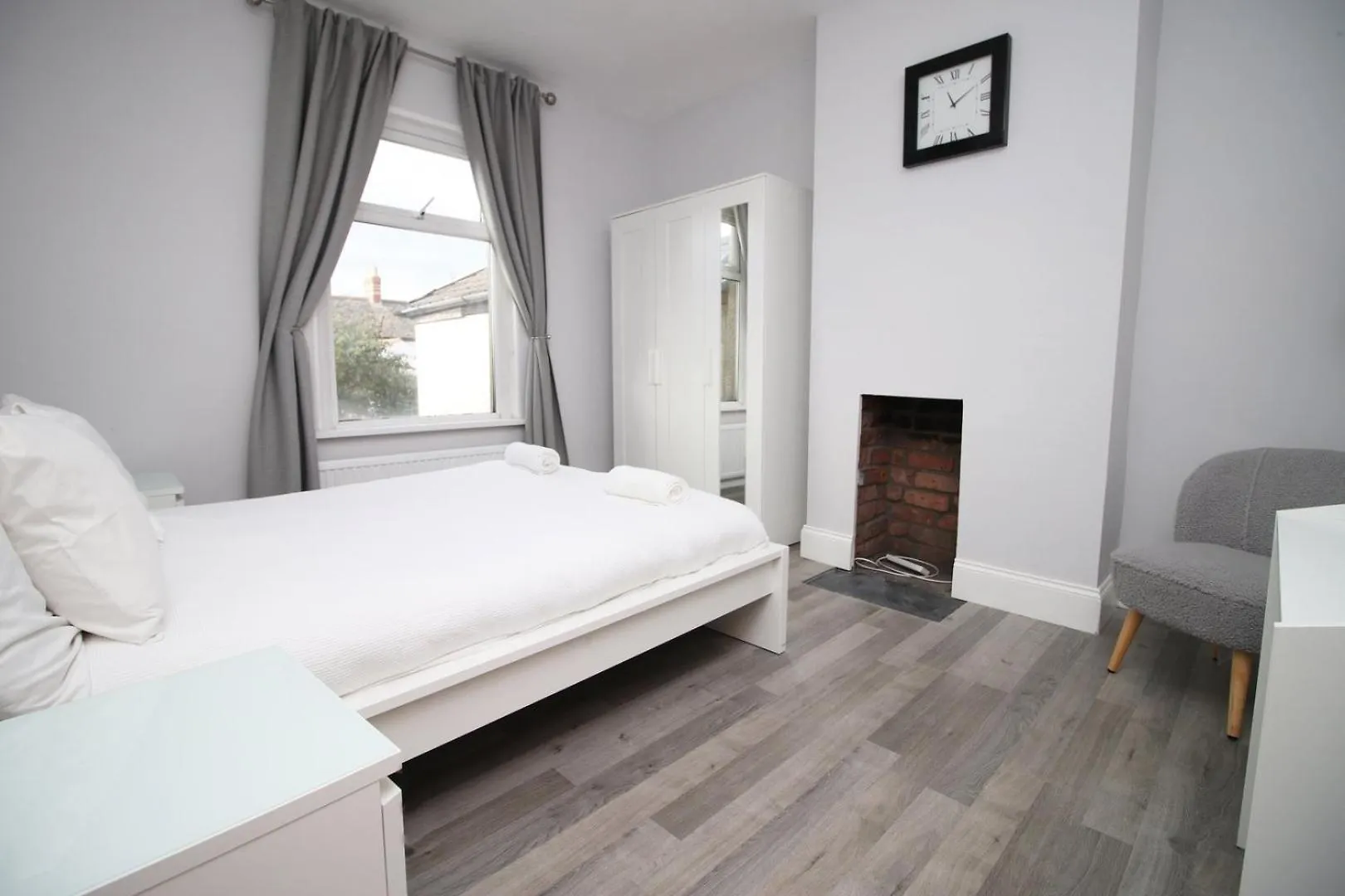 Parking | 2Br | Luxurious Hotel Cardiff Guest house