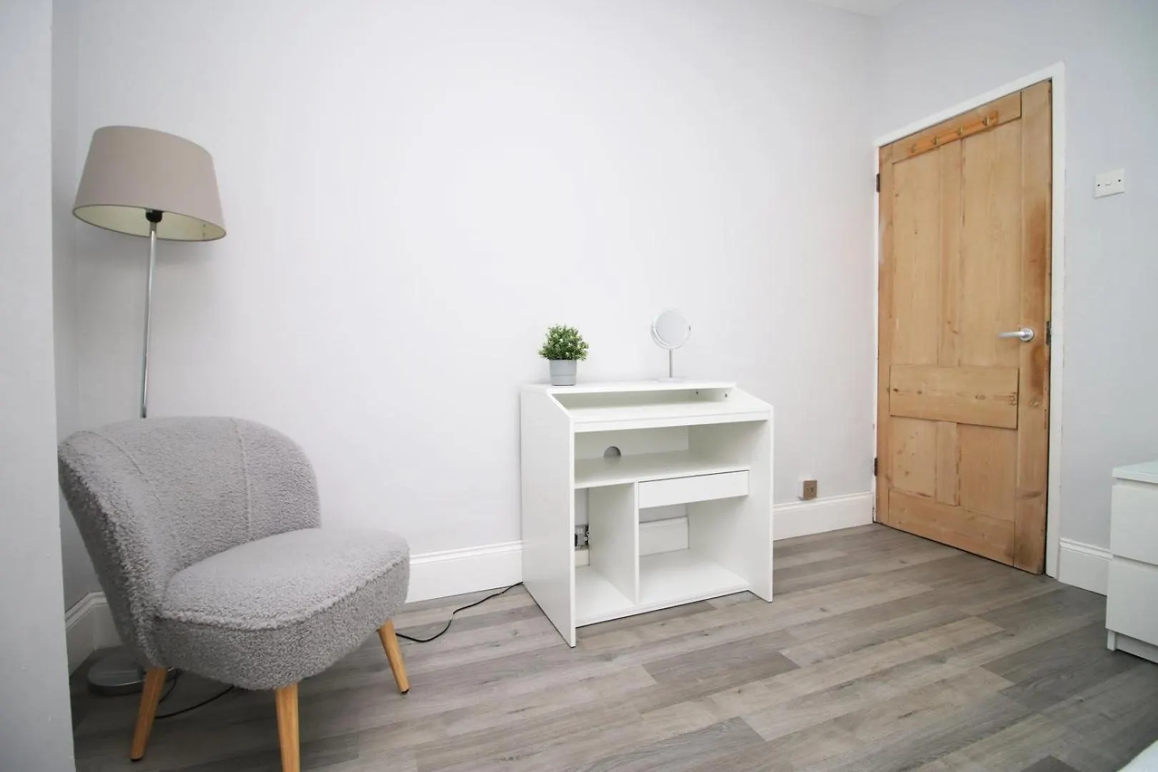Guest house Parking | 2Br | Luxurious Hotel Cardiff
