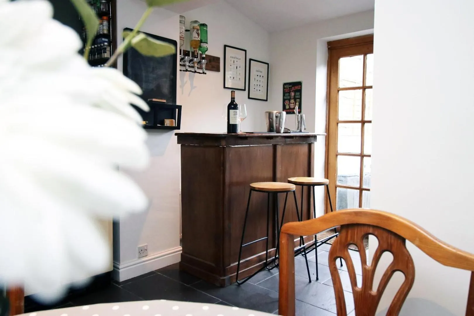 Parking | 2Br | Luxurious Hotel Cardiff Guest house