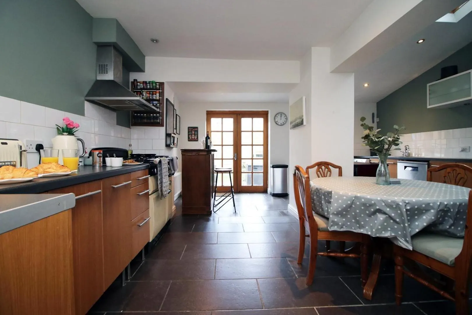 Parking | 2Br | Luxurious Hotel Cardiff Guest house