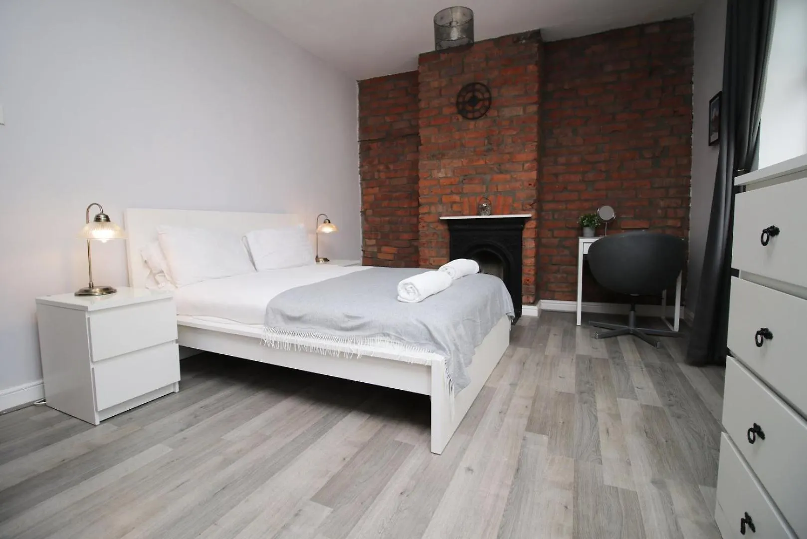 Guest house Parking | 2Br | Luxurious Hotel Cardiff United Kingdom