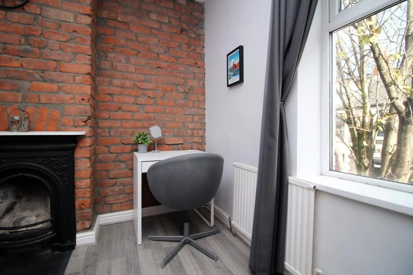 Parking | 2Br | Luxurious Hotel Cardiff Guest house